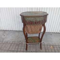 Costurero antiguo de madera y metal