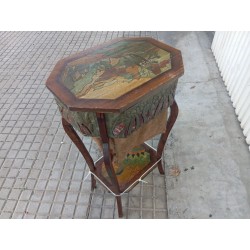 Costurero antiguo de madera y metal