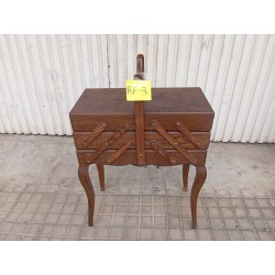 Costurero de madera con patas