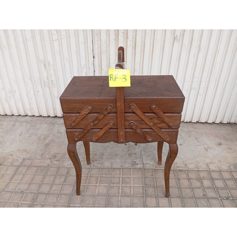 Costurero de madera con patas