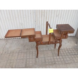 Costurero de madera con patas