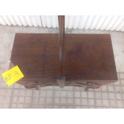 Costurero de madera con patas