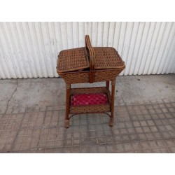 Antiguo costurero de mimbre