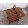 Antiguo costurero de mimbre